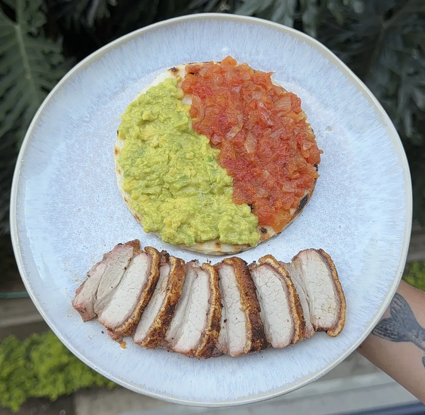Tres Luces: arepa con guacamole y hogao y chicharrón al barril