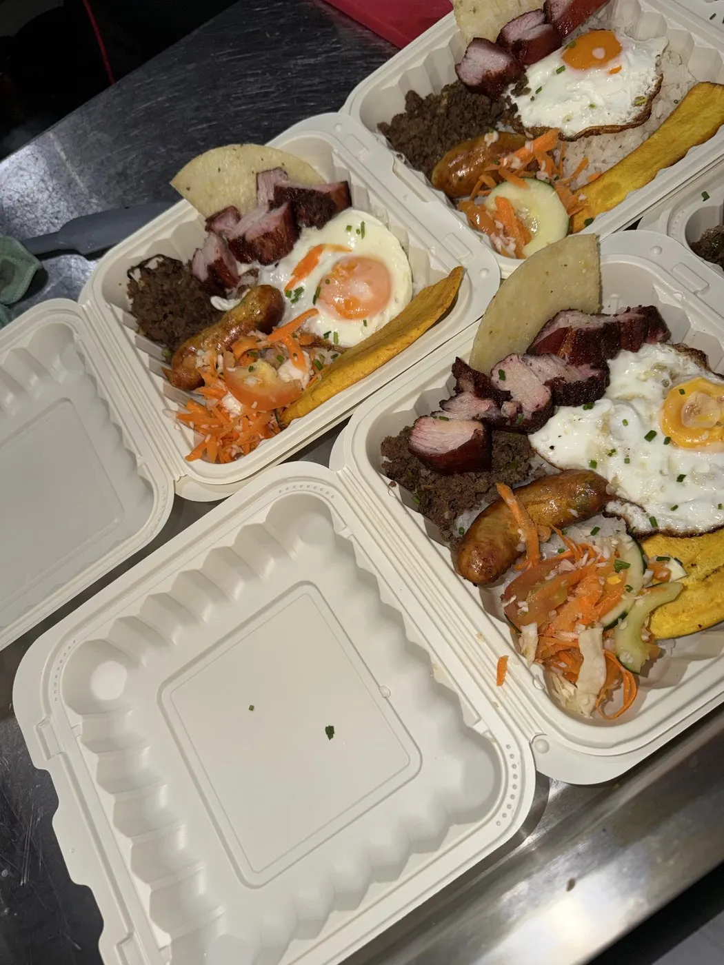 Desayunos con huevo y chicharrón empacados para llevar