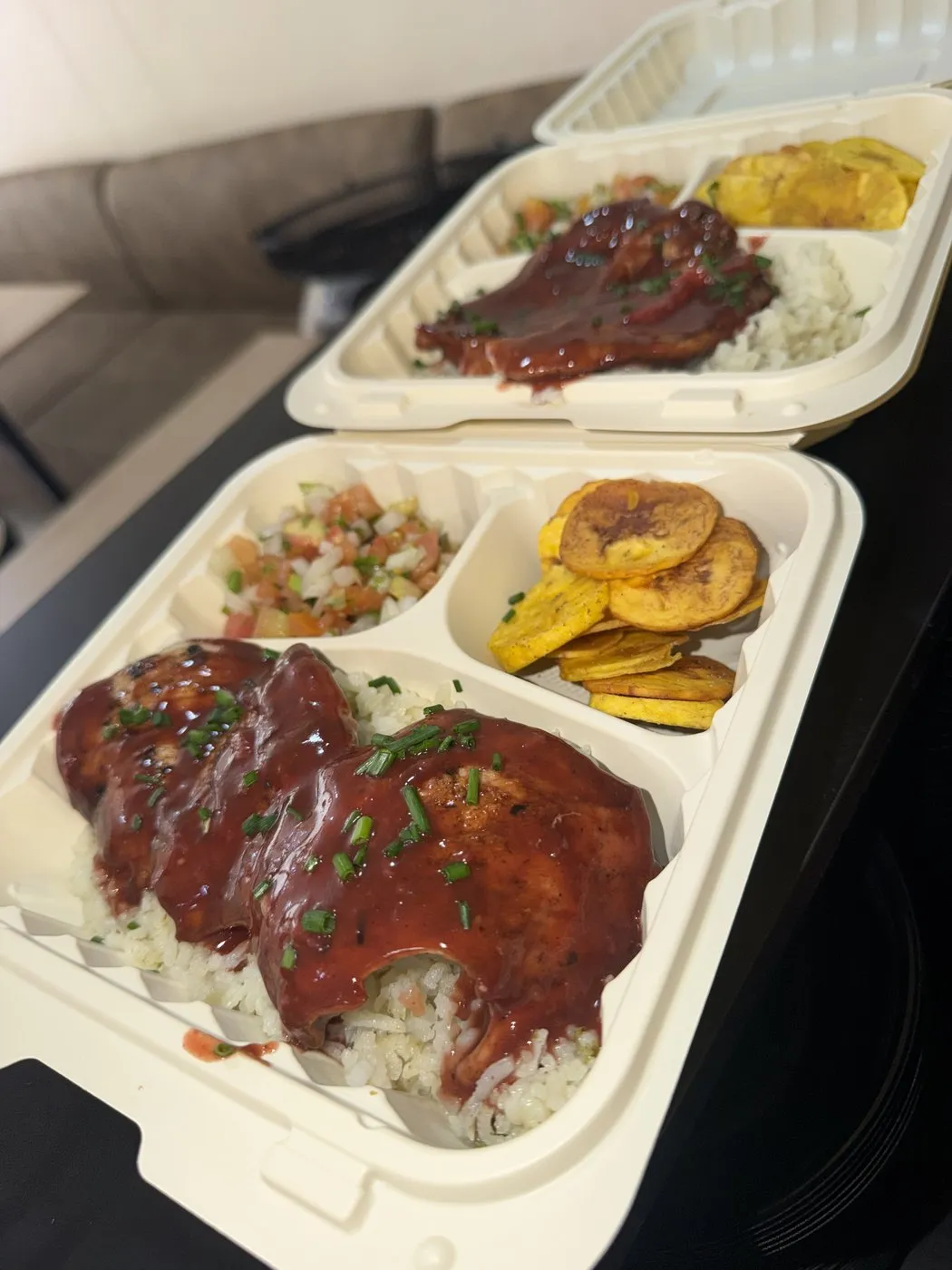 Carne en salsa BBQ con patacones, empacada para domicilio