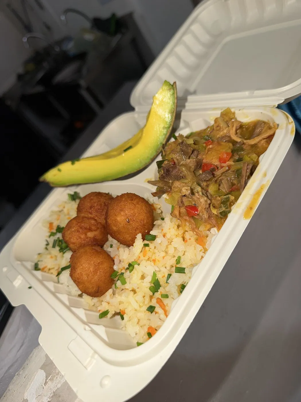 Almuerzo con aborrajados y aguacate para llevar