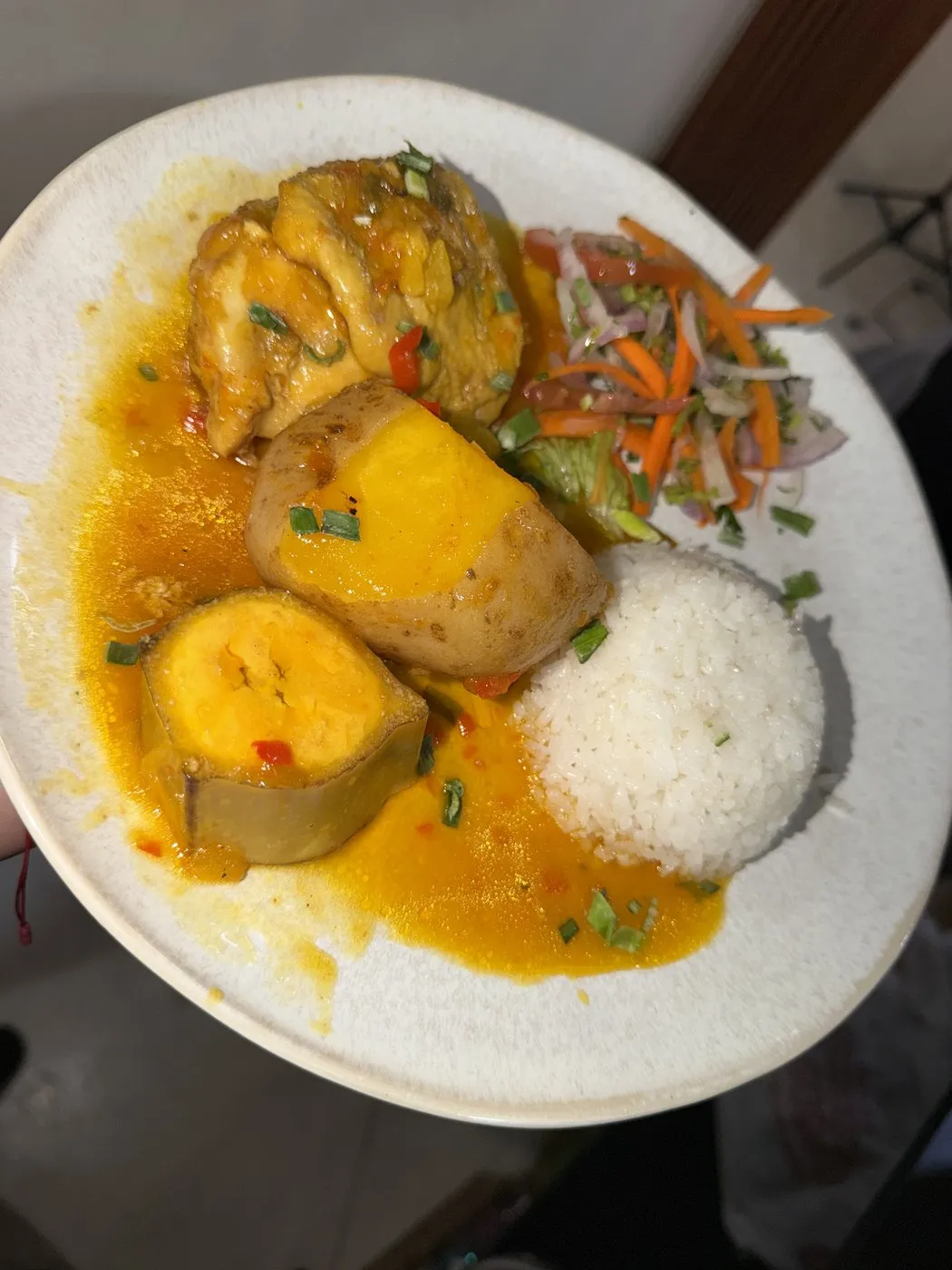 Sudado de la casa con papa, yuca y arroz