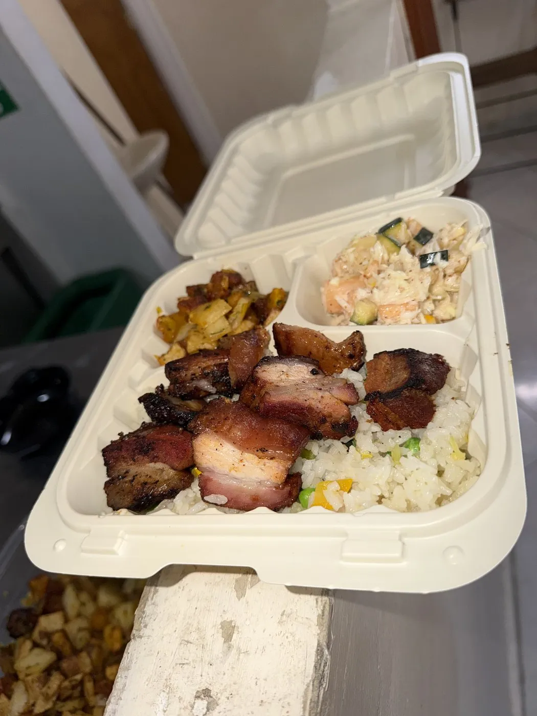 Chicharrón con arroz empacado para domicilio