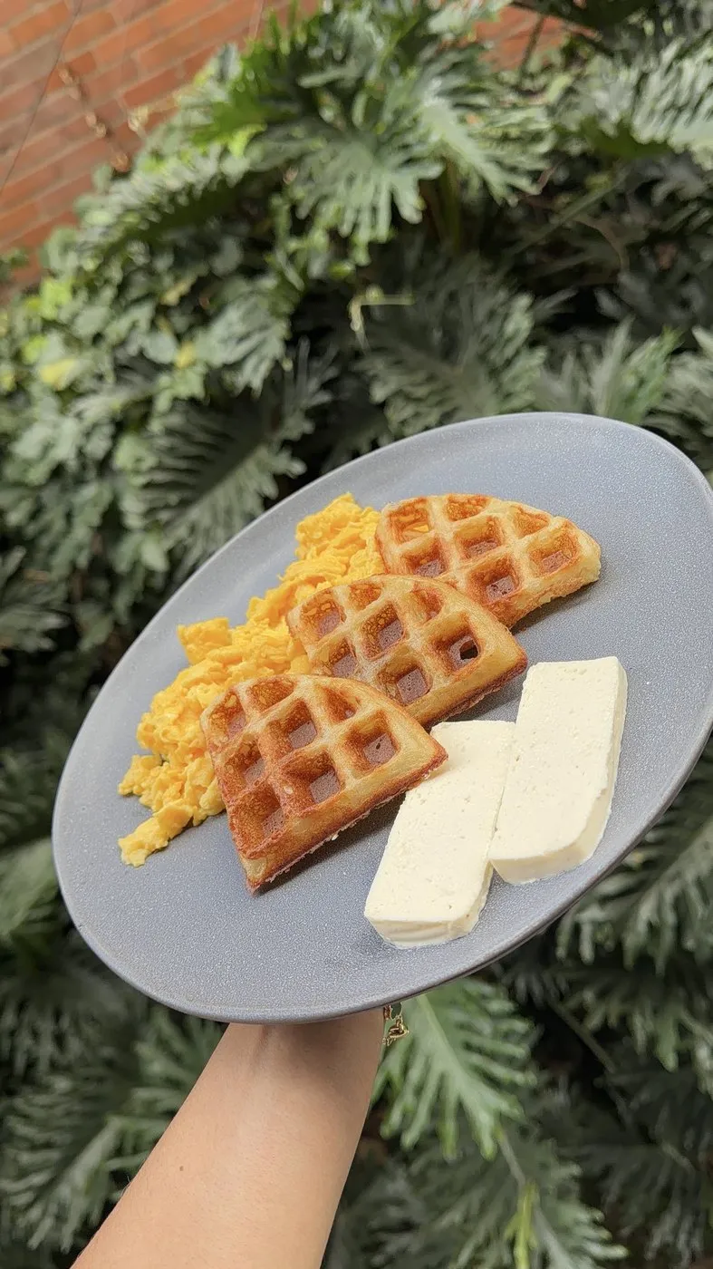 Waffle de buñuelo clásico con huevos y queso fresco