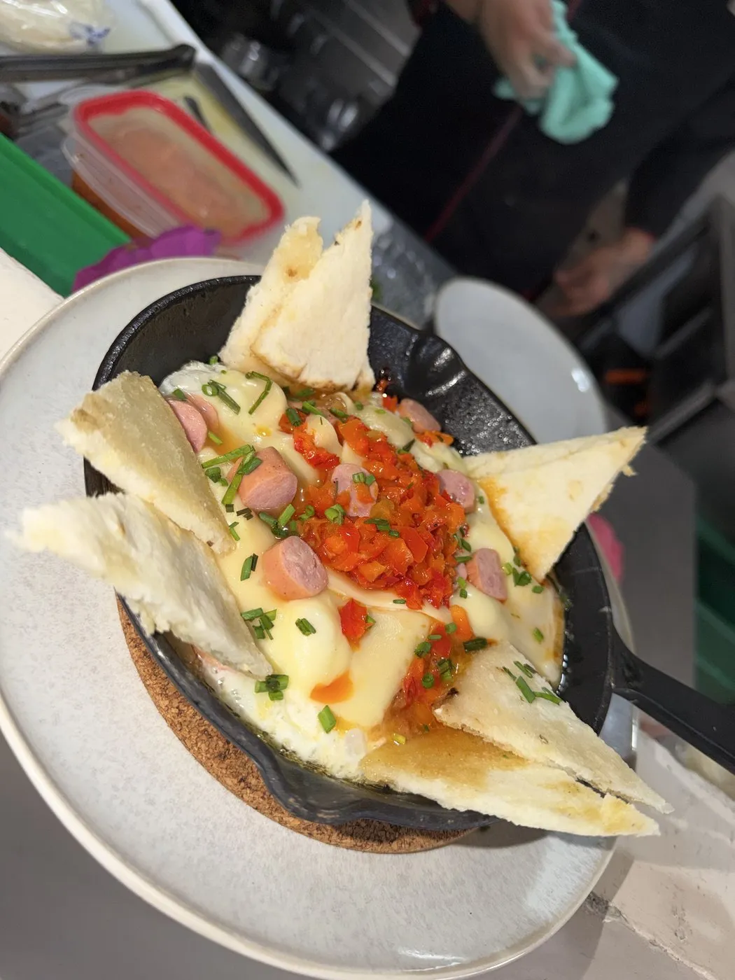 Cacerola con salchicha, queso derretido y pimentón