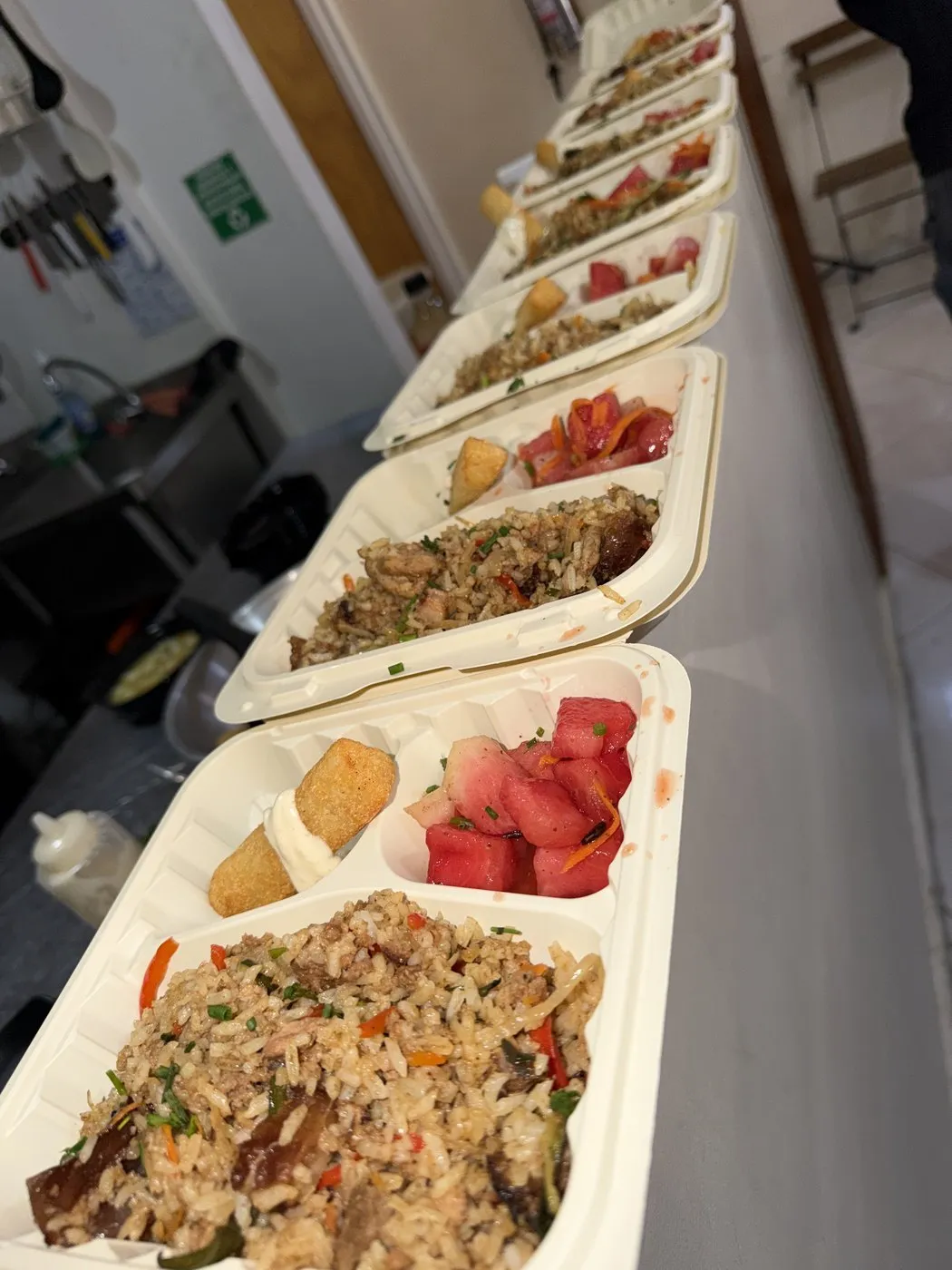 Almuerzos empacados en fila, listos para salir