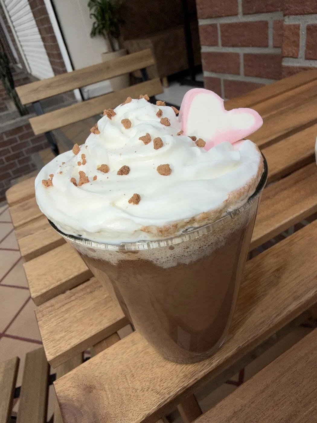 Bebida fría de chocolate con crema batida