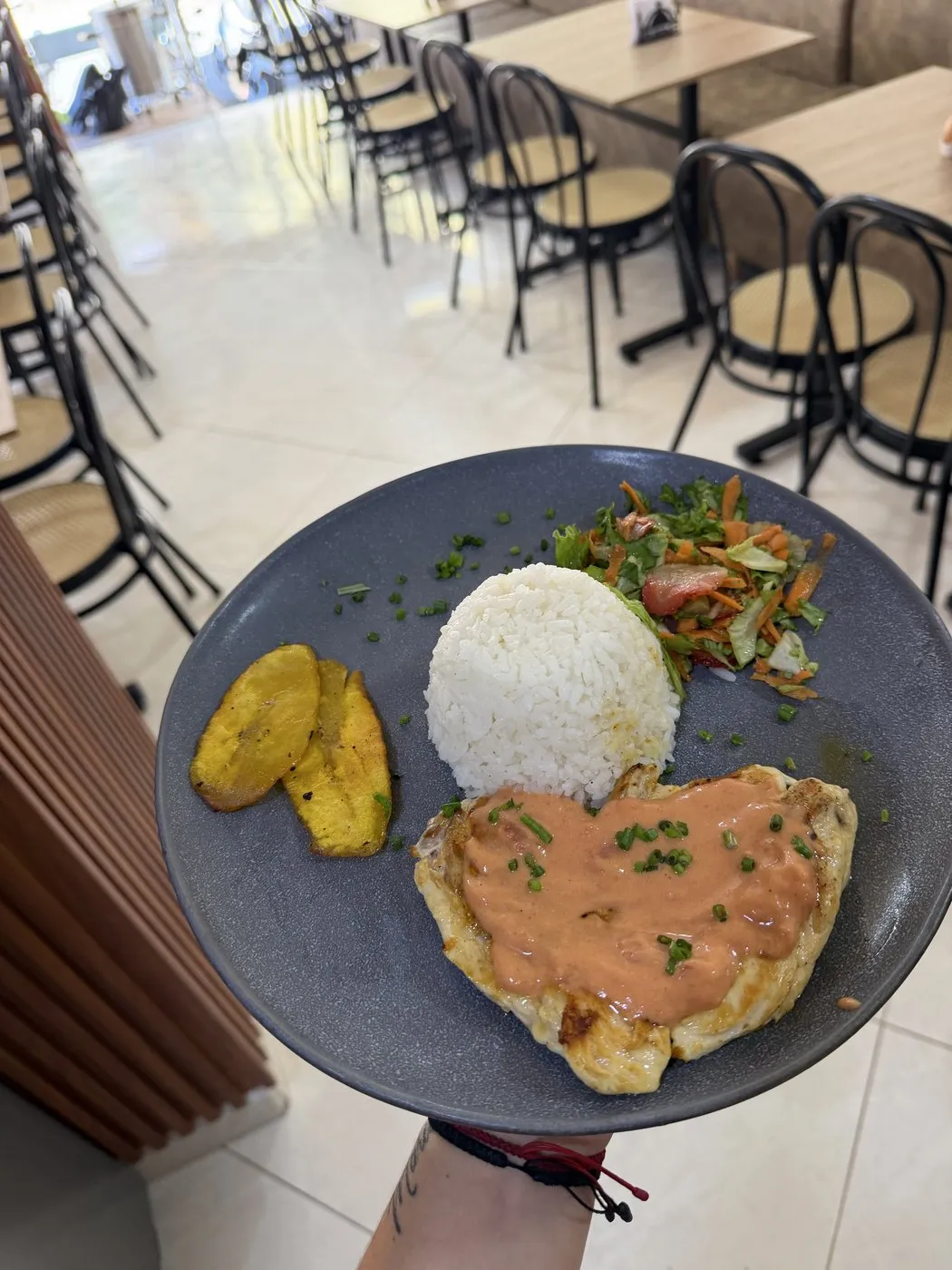 Pechuga en salsa rosada con arroz y maduro