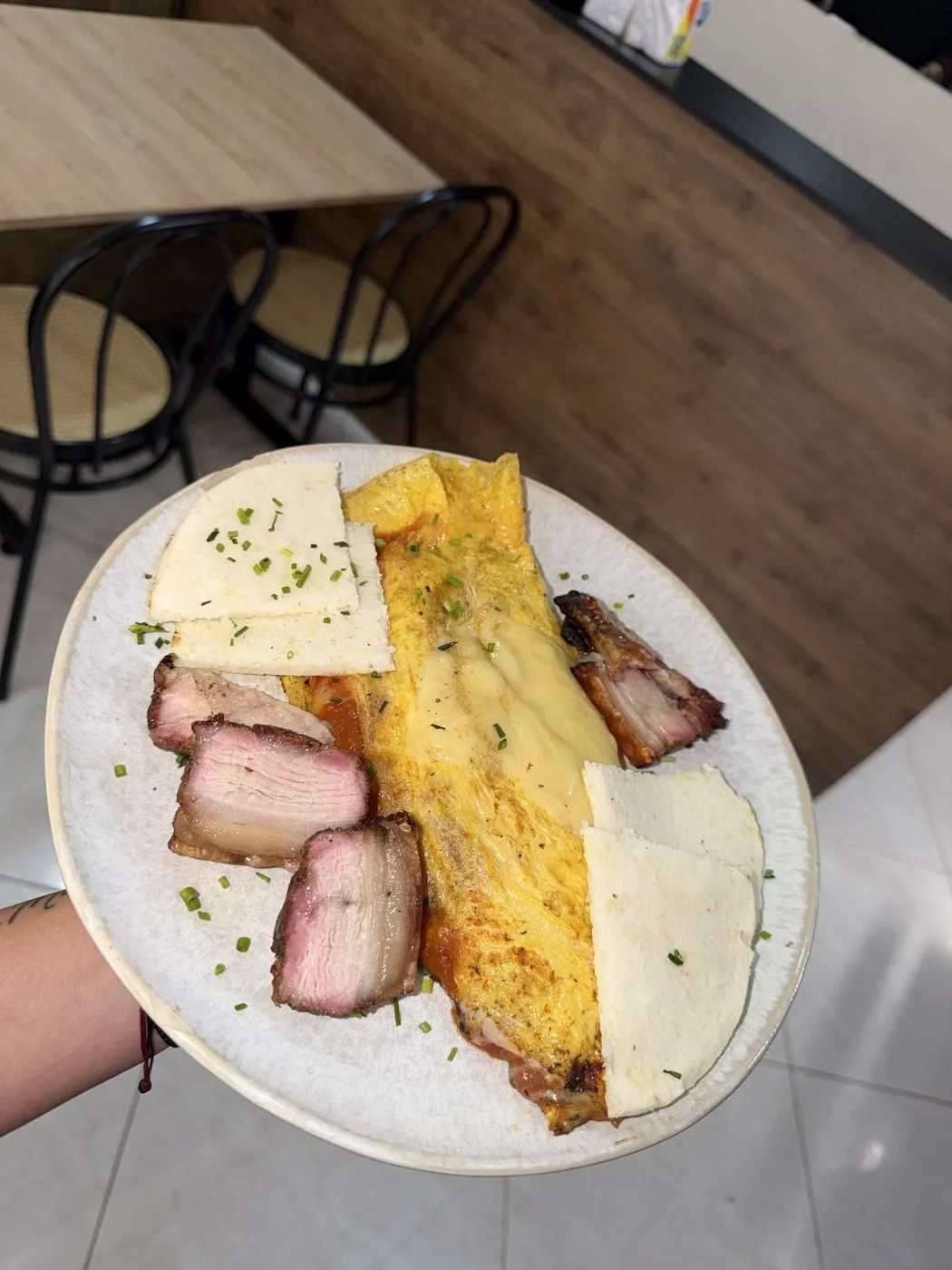 Omelette con chicharrón y arepa