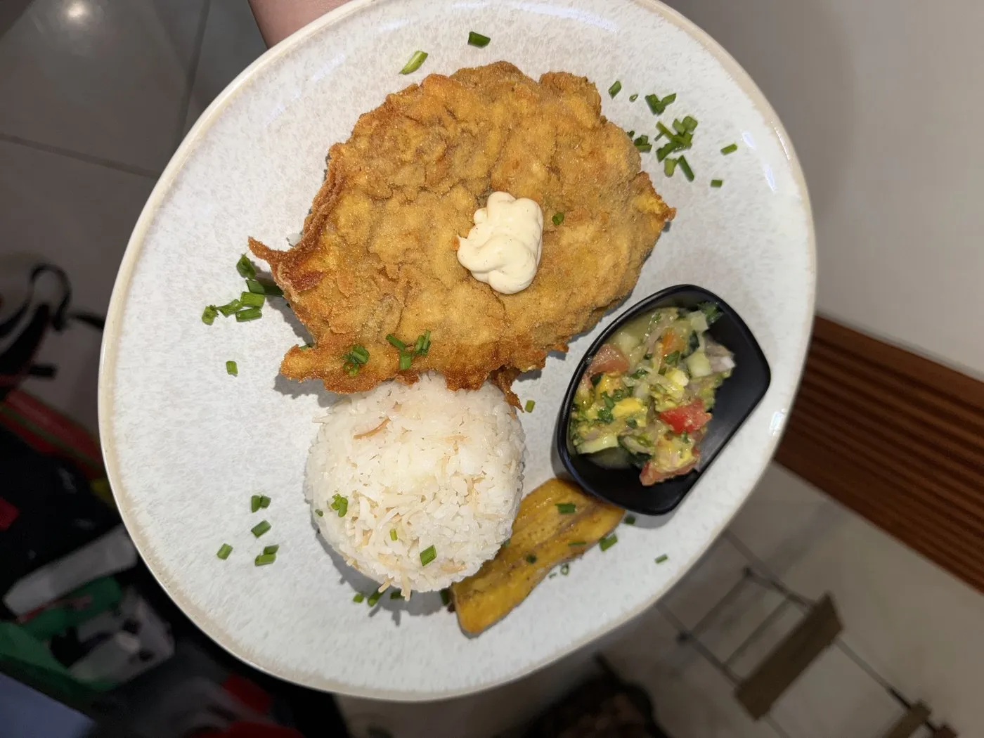 Milanesa de pollo con arroz y ensalada