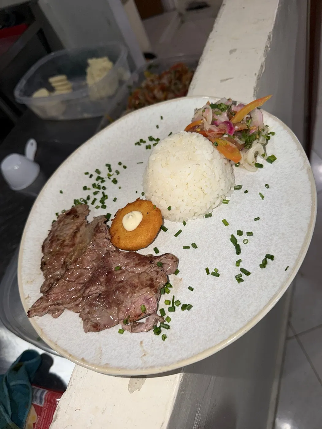 Carne asada con arroz y ensalada