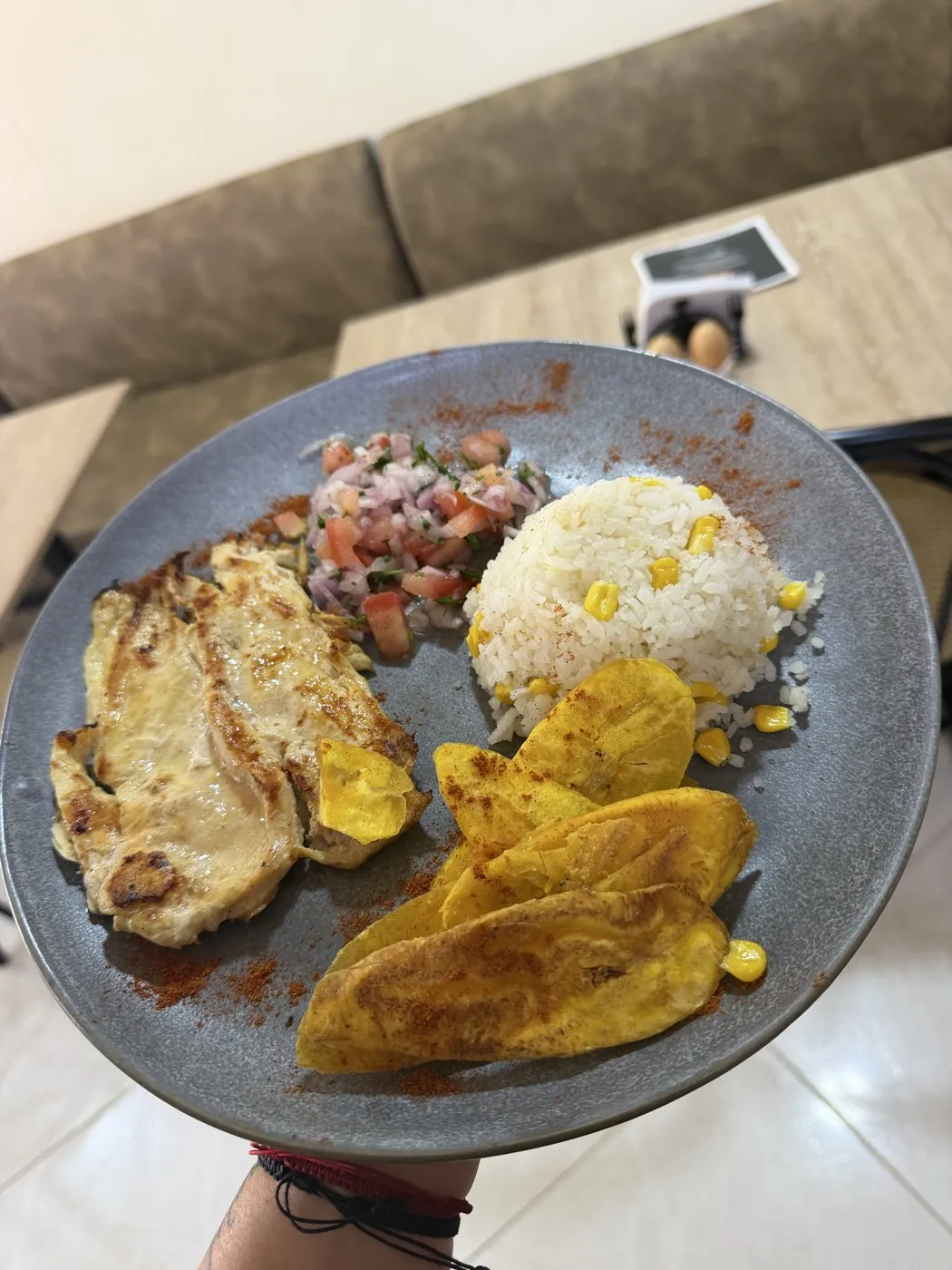 Pechuga a la plancha con patacón y arroz