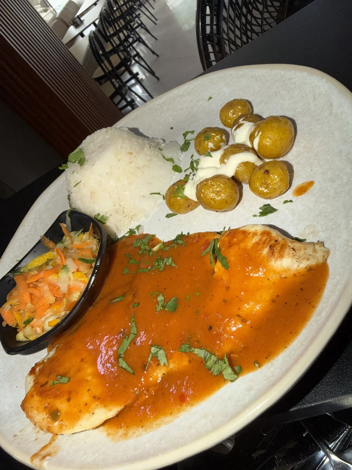 Pescado en salsa roja con papas criollas y arroz