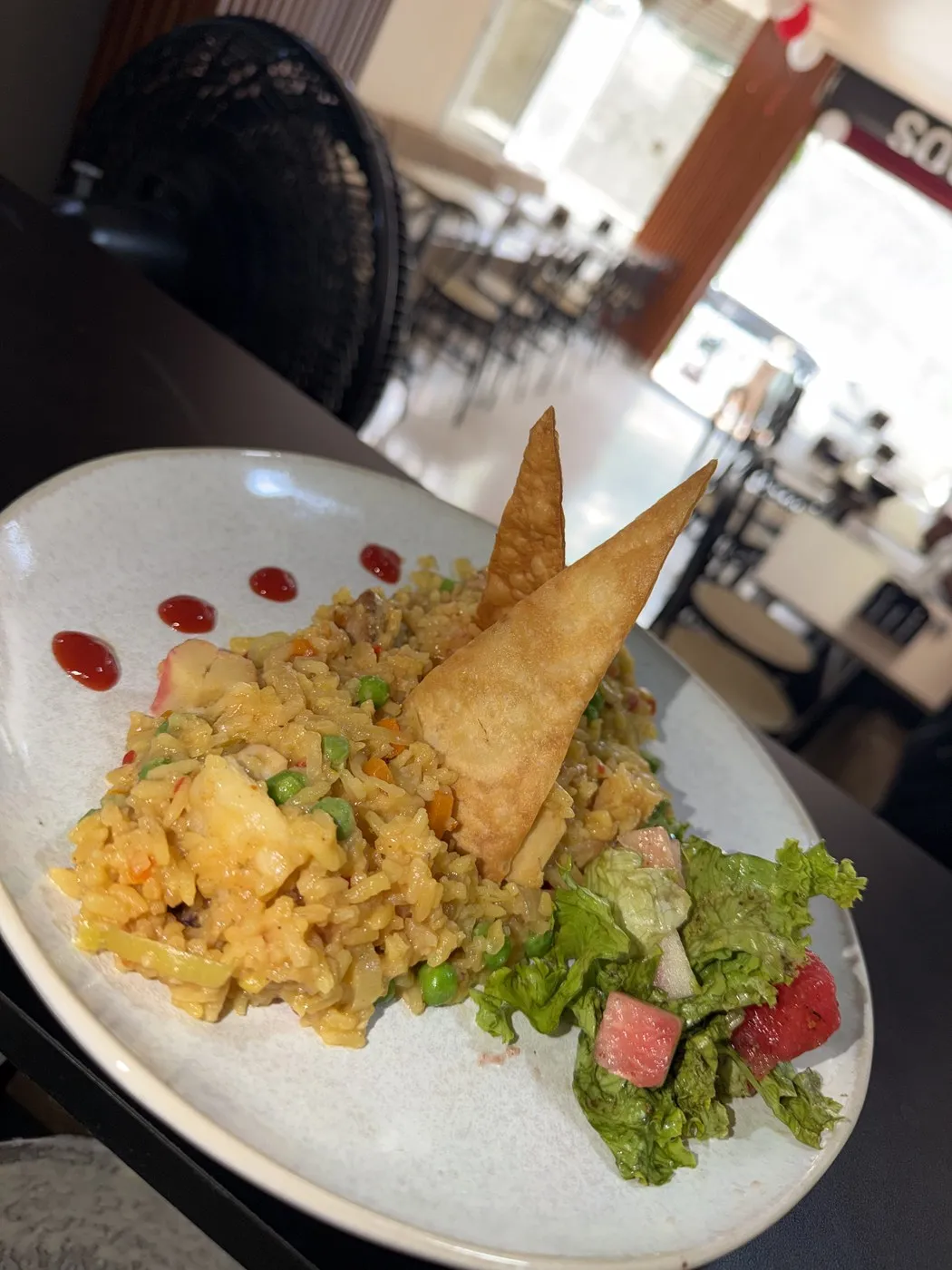 Arroz con tostadas crocantes y ensalada fresca