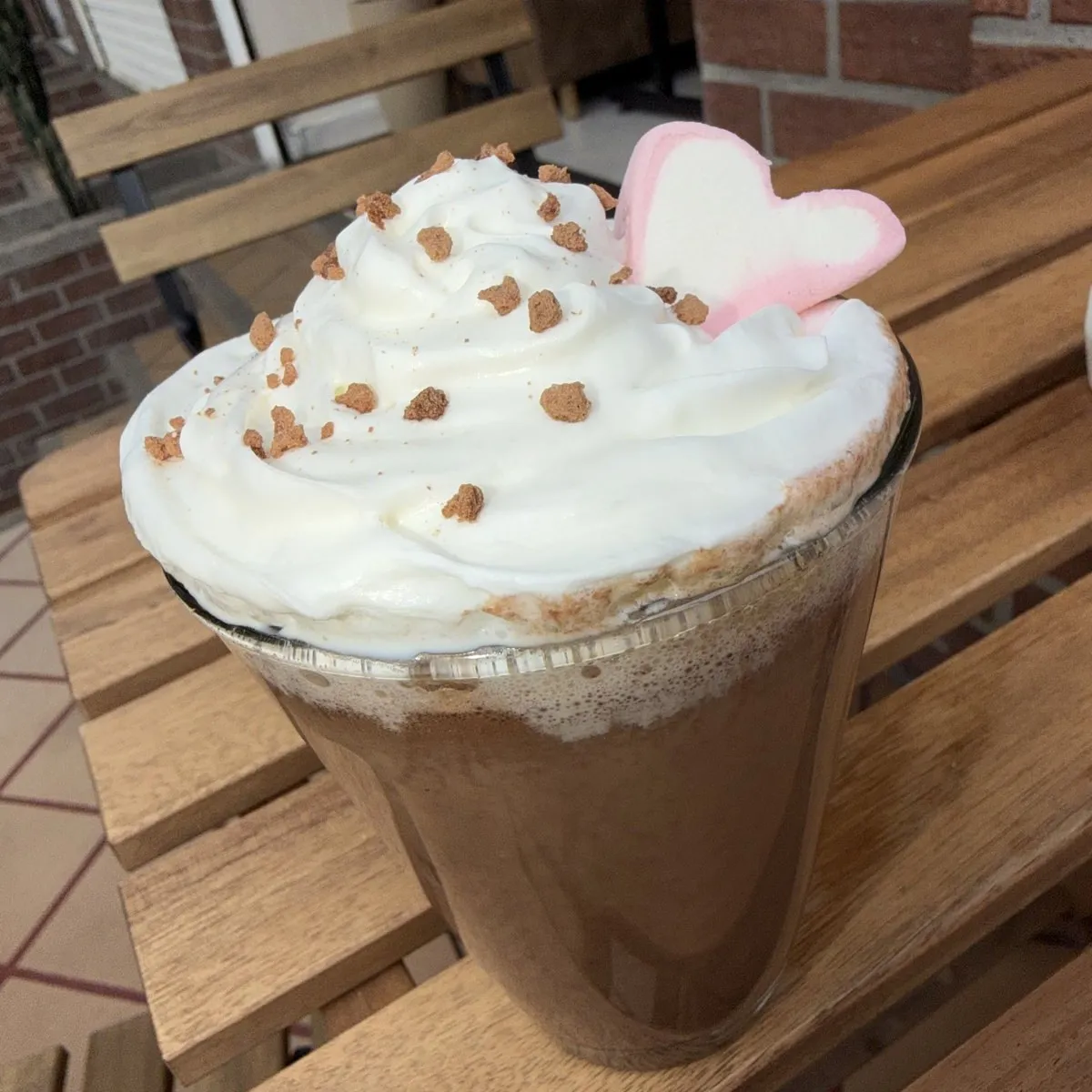 Bebida fría de chocolate con crema batida