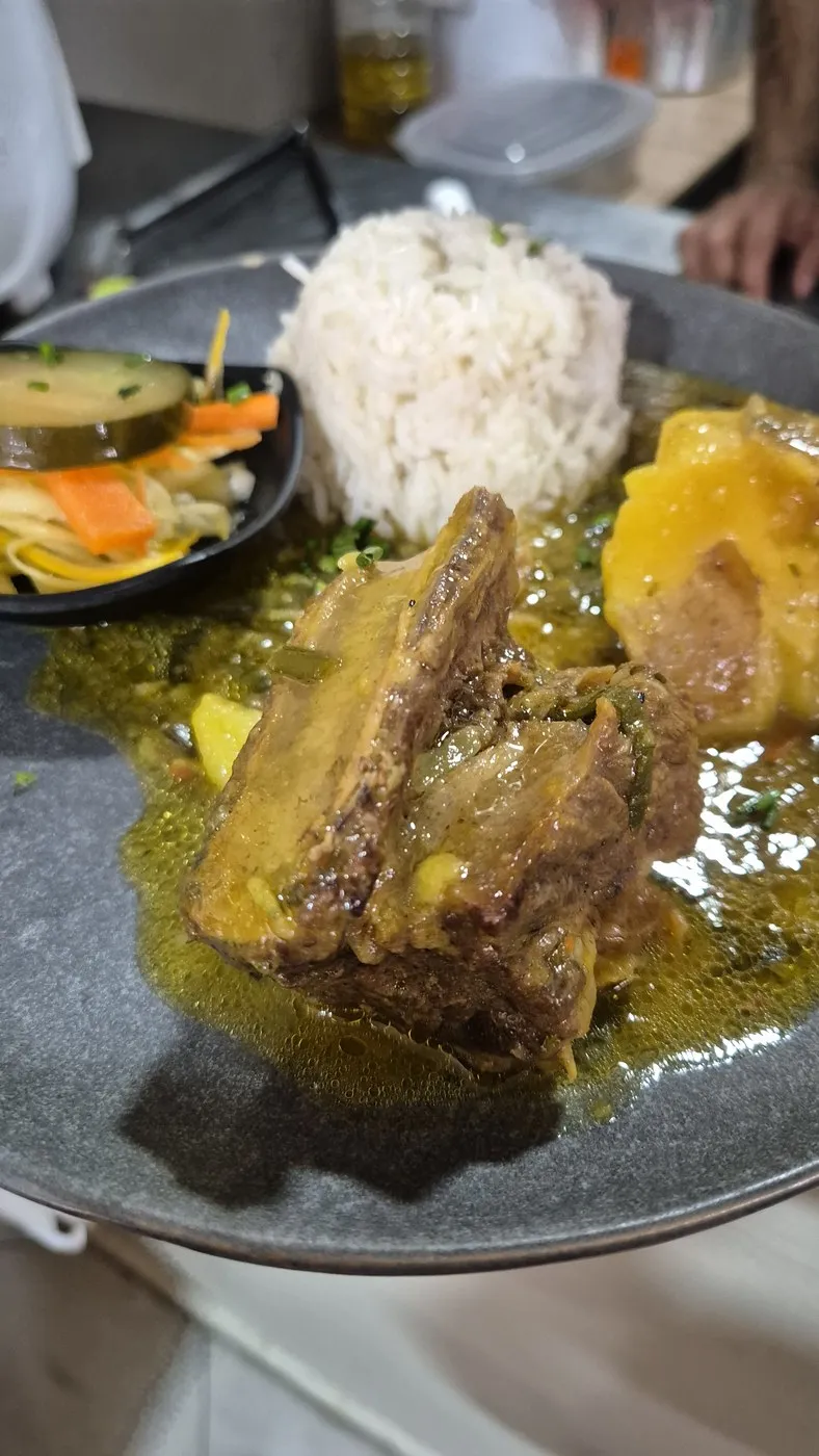 Costilla en salsa con arroz y maduro