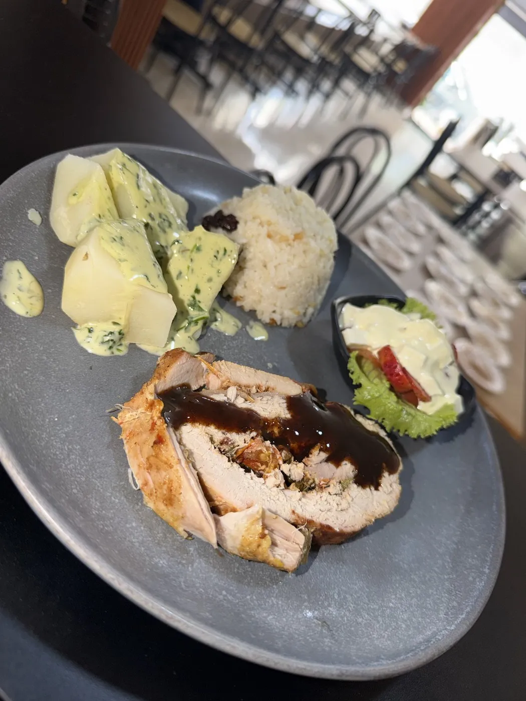 Pollo relleno con arroz y ensalada