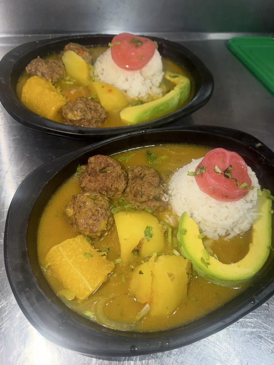Sopa con albóndigas, papa, aguacate y arroz
